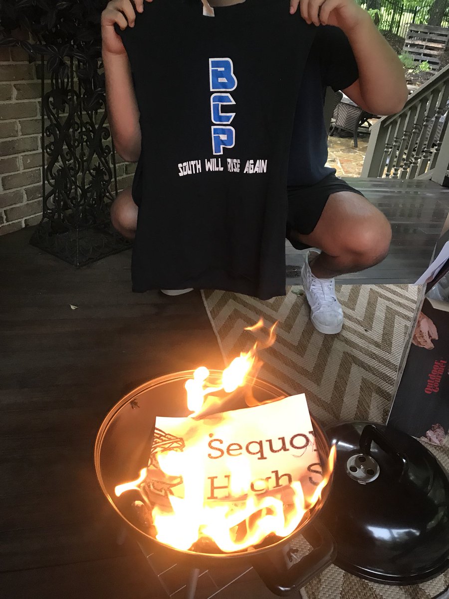 sofonation18's tweet image. FIRST SCRIMMAGE AGAINST SEQUOGAY FRIDAY. Game at 7:30 tailgate at 6. $1 hotdogs for anyone at tailgate. #WESUMDAWGS #WEGUNNAEAT