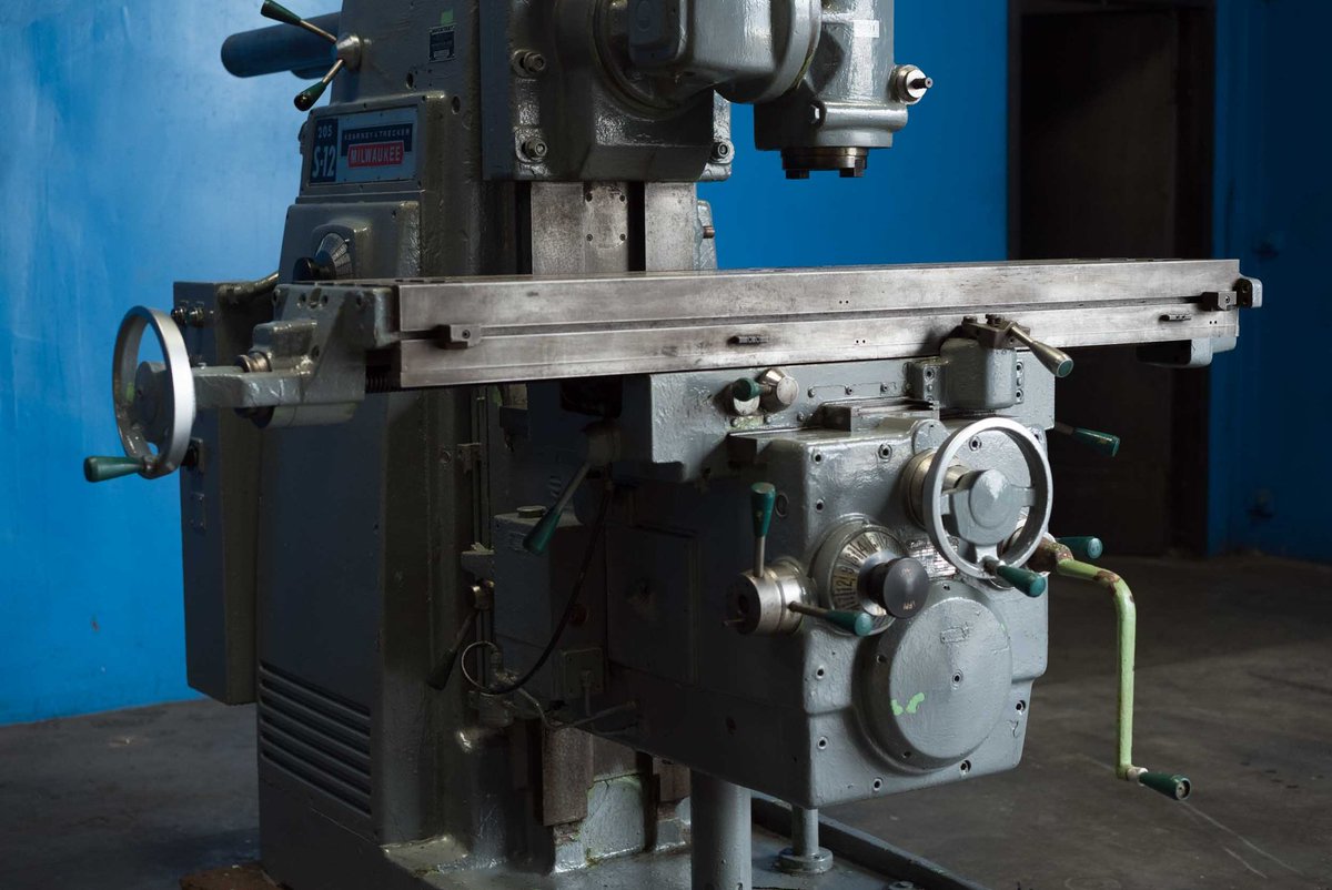 GrungyMachinist's tweet photo. Later model Kearney & Trecker Milwaukee 205 S-12 Horizontal Milling Machine. 6,250lbs, 12x56 table, 5HP, 50 NMT. Some people have been requesting this later logo. Coming soon!
#kearneytrecker
#kearneytreckermill #millingmachine
#horizontalmill #machineporn #machinistlife https://t.co/TQiIQXOj1S