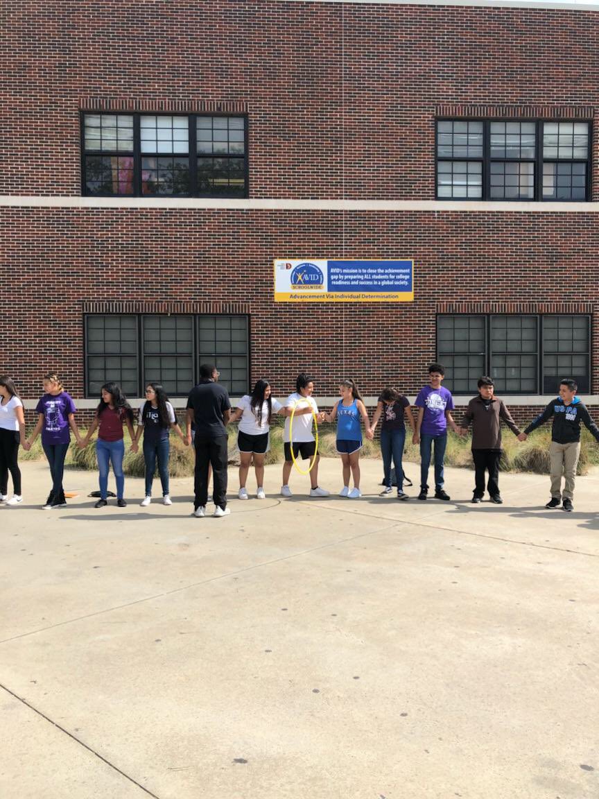 Sunset_Bison's tweet photo. Proud of our team and student leaders. Senior students developed an amazing 3 day freshman bridge camp. Focused on team building , academic pathways and school pride. @dallasschools @MRamirezDISD #sunsetbison https://t.co/aKzvQh68Dw