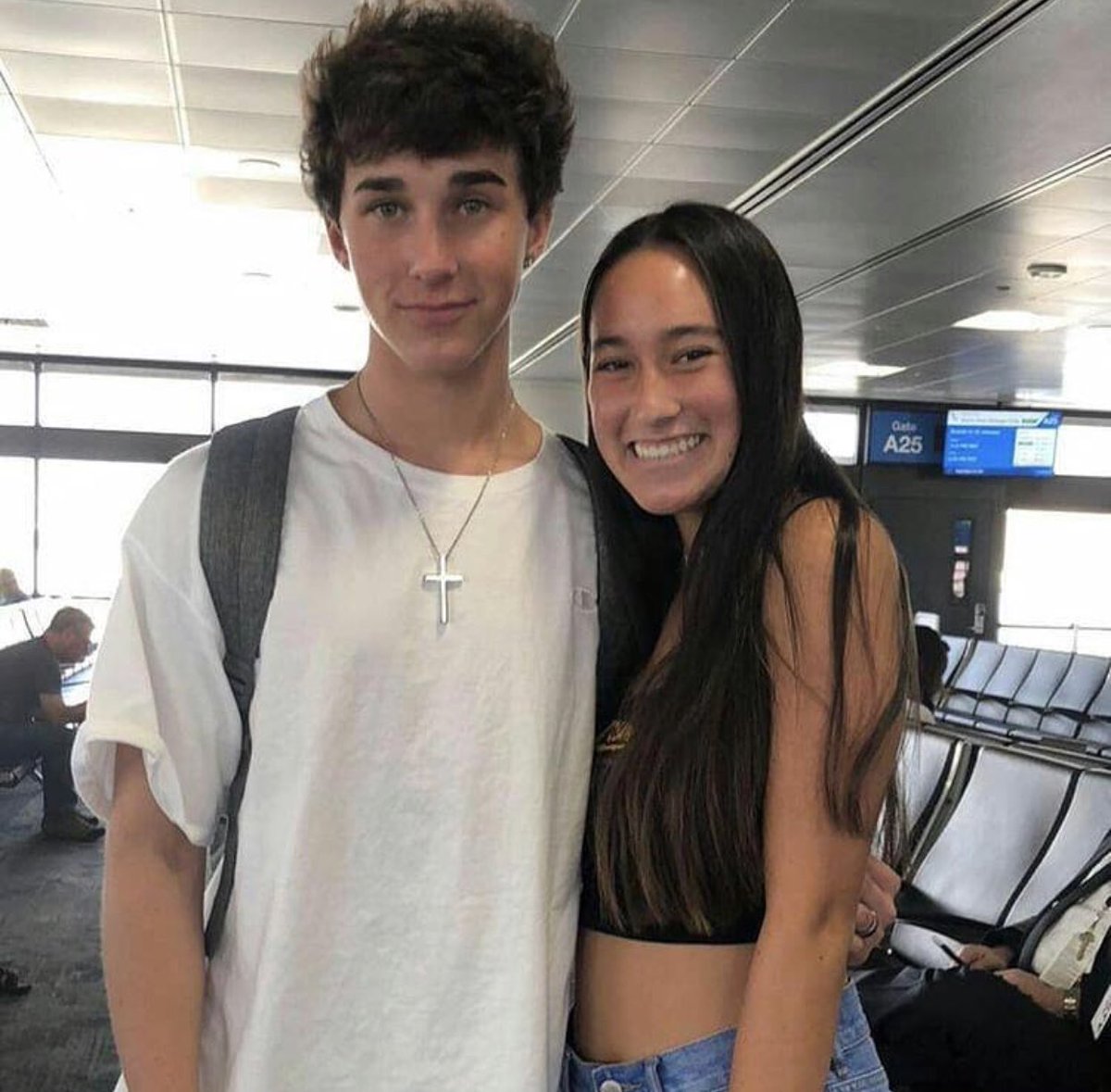 HunterRowland's tweet photo. you guys always catch me at the airport looking like a hoodlum I swear 😂♥️ https://t.co/JtoBi537zh