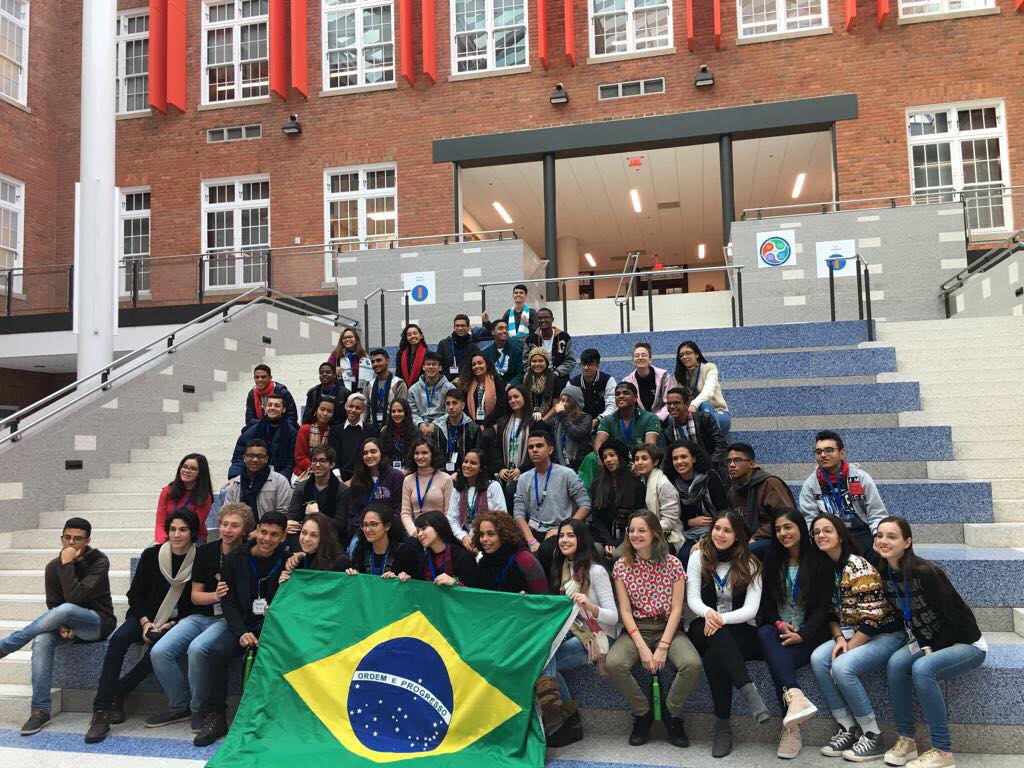jovensemb's tweet photo. Você é estudante de escola pública e gostaria de fazer um intercâmbio nos EUA com tudo pago? Conheça o programa #JovensEmbaixadores e a experiência de quem já participou. https://t.co/T9qTEDjGpa #JE #SouJE https://t.co/NSeiZbECQs