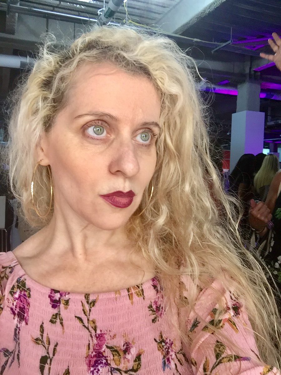 MelissaSChapman's tweet image. One of the highlights of #Blogher18 getting up close and personal with @Honest_Beauty products! So in love with their scents and how they feel on my eyes, lips and skin!