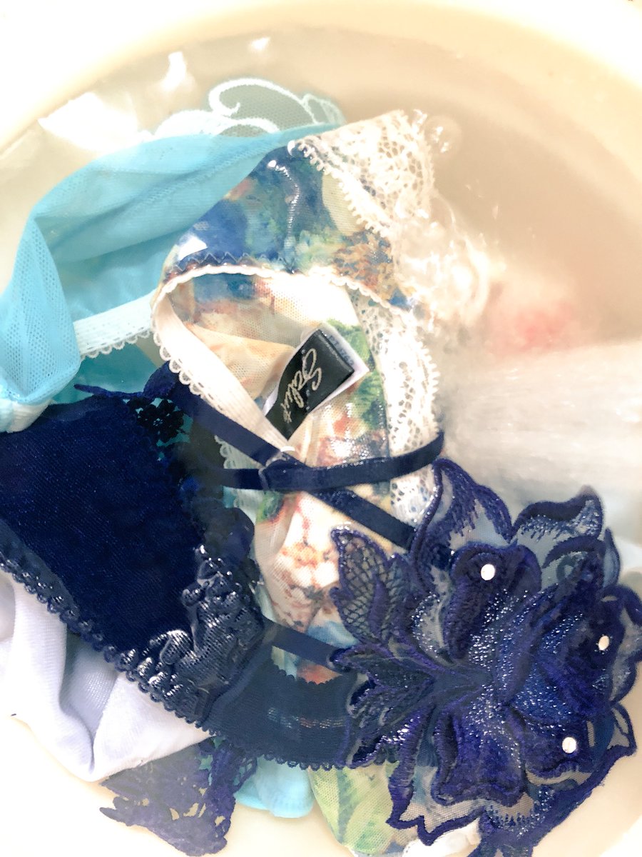 サルート溺愛 忙しい朝でも下着は手洗い ブラジャーは手洗い後 数秒だけ脱水かけますが ショーツは全行程手作業です このソング g店舗限定 お花が大きくおしりに咲いてお気に入りっ サルート Salute 下着屋 洗濯 ショーツ