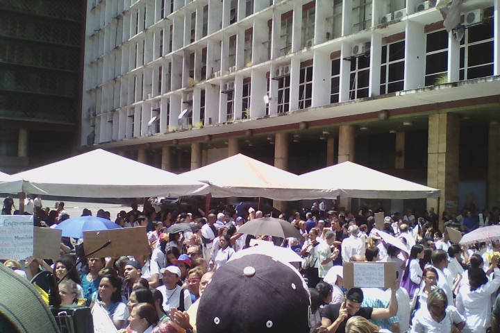 MovimientodeIn1's tweet photo. #MovimientoSalud2018 Gran concentración en plaza Caracas! No es montaje, no es un show! Somos profesionales y protestamos por un salario digno! no queremos irnos del país, no es la solución, #Venezuela es nuestra tierra, queremos quedarnos, por eso reclamamos nuestros derechos! https://t.co/FeYU2rAxtF