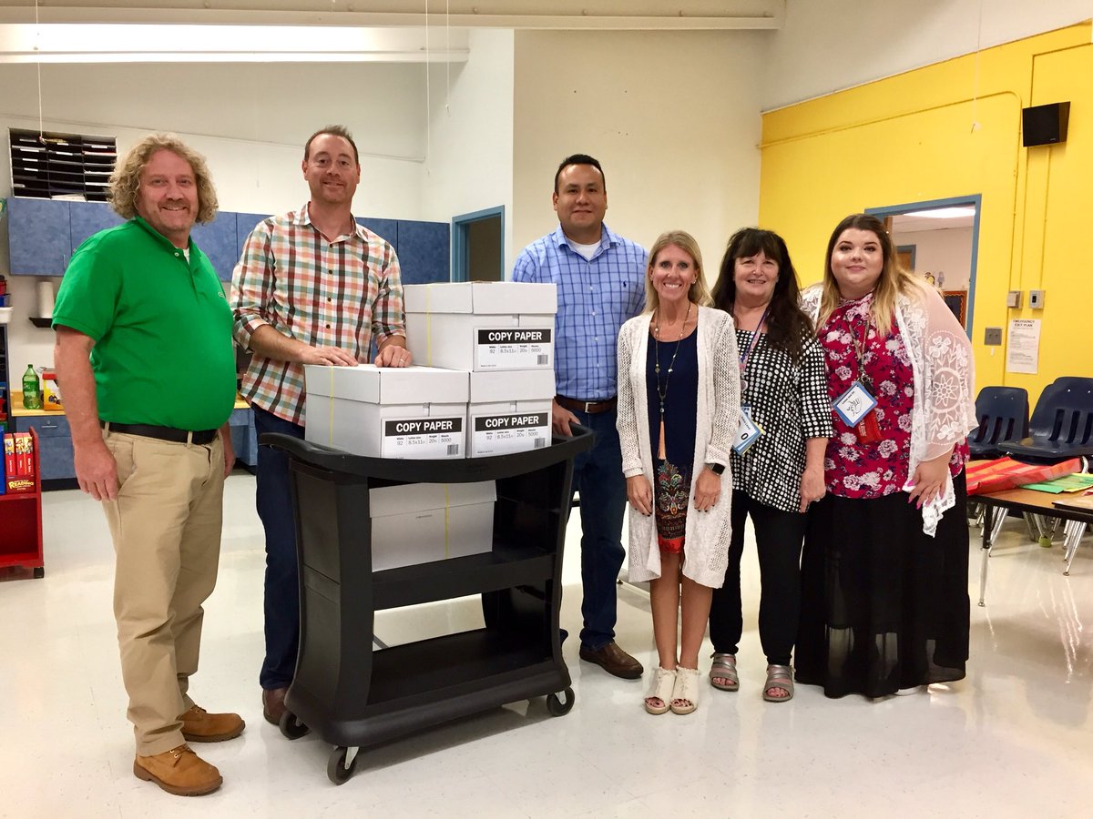 FuzzyDaddy56's tweet photo. Adams Elementary has another GREAT partner in USE Federal Credit Union! Not only did they provide us with a pallet of copy paper, but Michael LeForce and Mark Kaulaity personally delivered a case to EVERY classroom teacher!!!
@OKCPS
@USEFCU
@leforce76
#feelingthelove https://t.co/NTDHW2zcN7