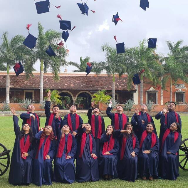 2694Maas's tweet photo. 🎓🎓🎓🎓🎓
#LA 
#BossLady 
#happy https://t.co/0Ja8sAPtBN