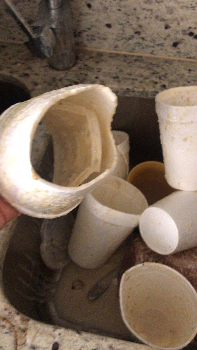 ampa90's tweet photo. @DHLMex  pésimo servicio! Mandé una caja de 30 chiles y otra de nogada, pague 3,500  pesos y los chiles no llegaron y la nogada llegó para la basura 🤬🤬🤬🤬🤬🤬🤬 https://t.co/9rM0oyPkwd