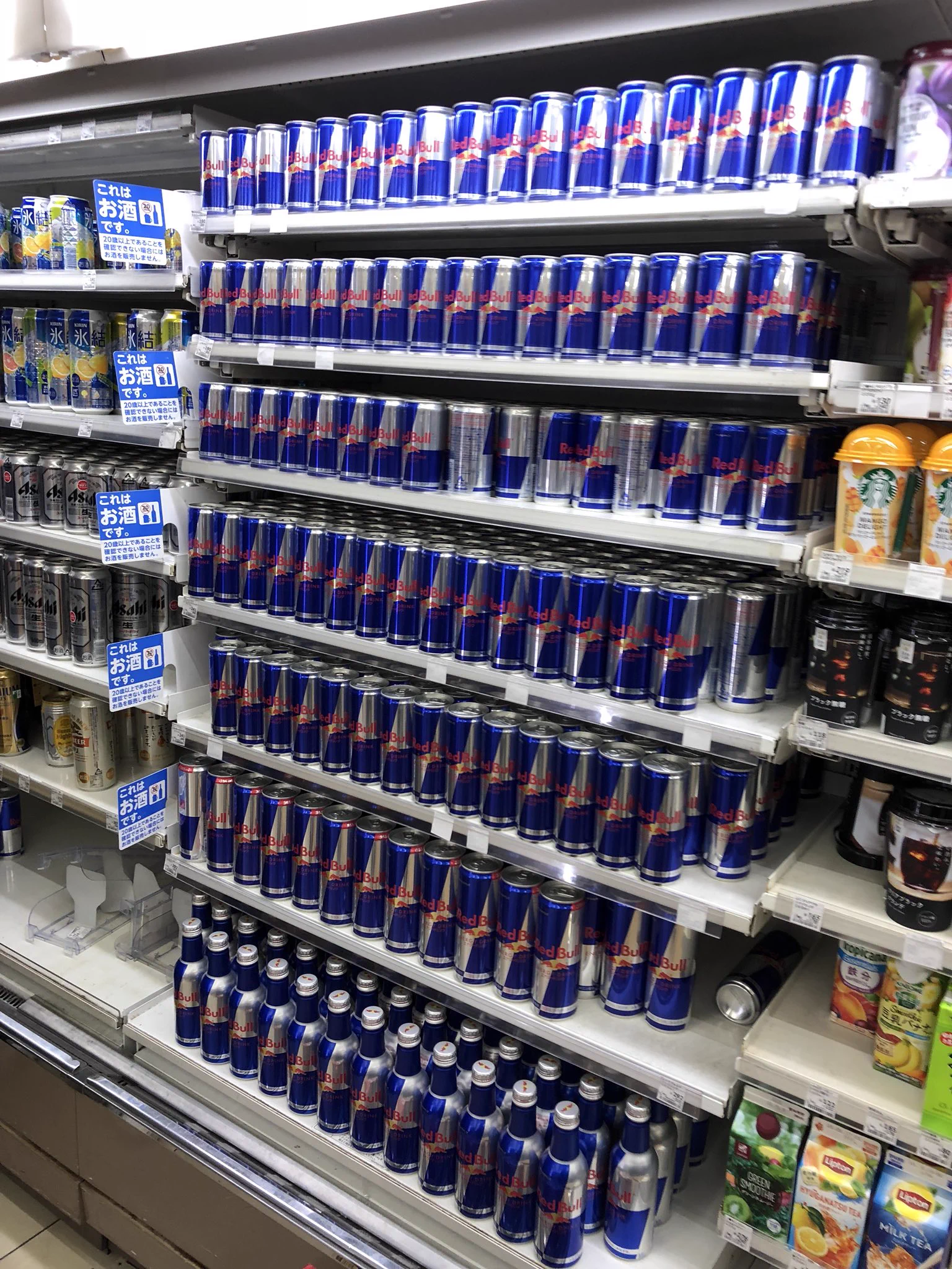 これは凄まじい品揃え！！コミケ会場前ローソンが戦闘態勢に入っている件