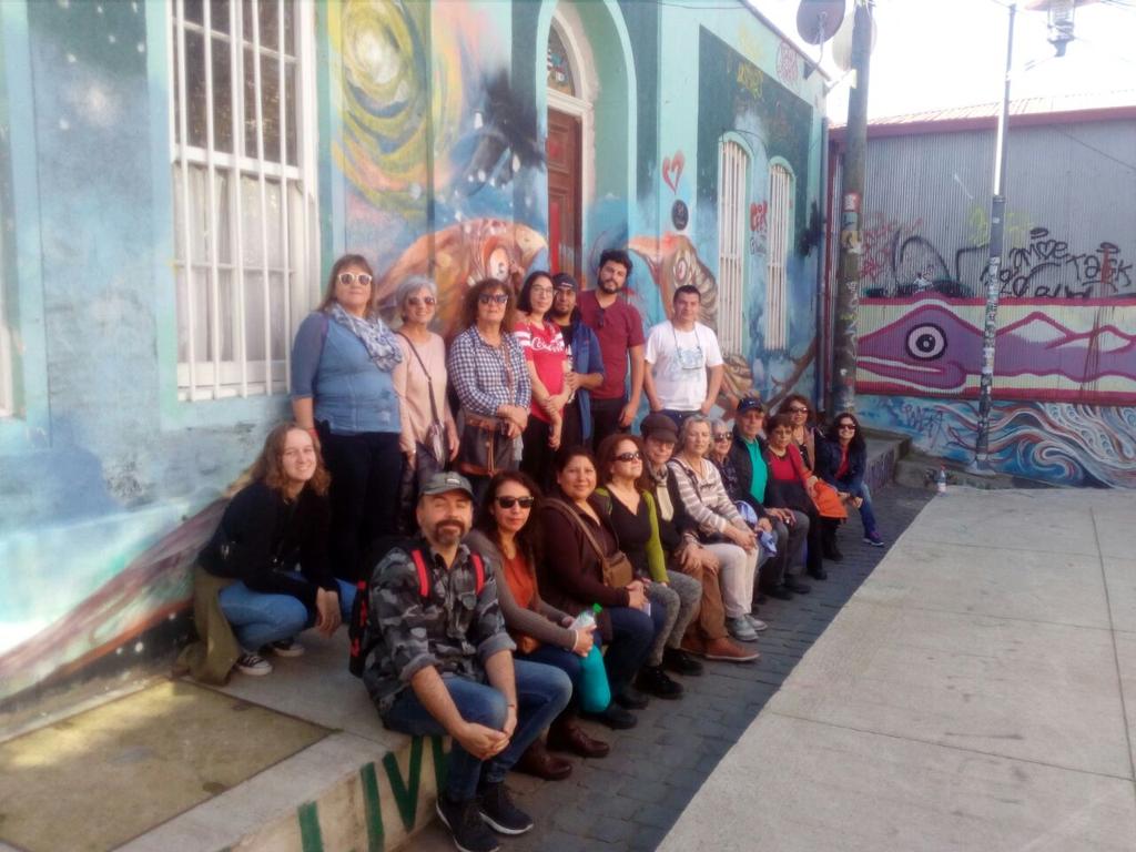 valpoturistico's tweet photo. Hoy hicimos la Ruta Inmigrantes.  Con este entusiasta grupo recorrimos los principales hitos de los cerros Alegre y Concepción. No olvides que todos los miércoles hacemos una ruta distinta. Te esperamos #Valparaiso #Turismo https://t.co/QXcYR7Qvv0
