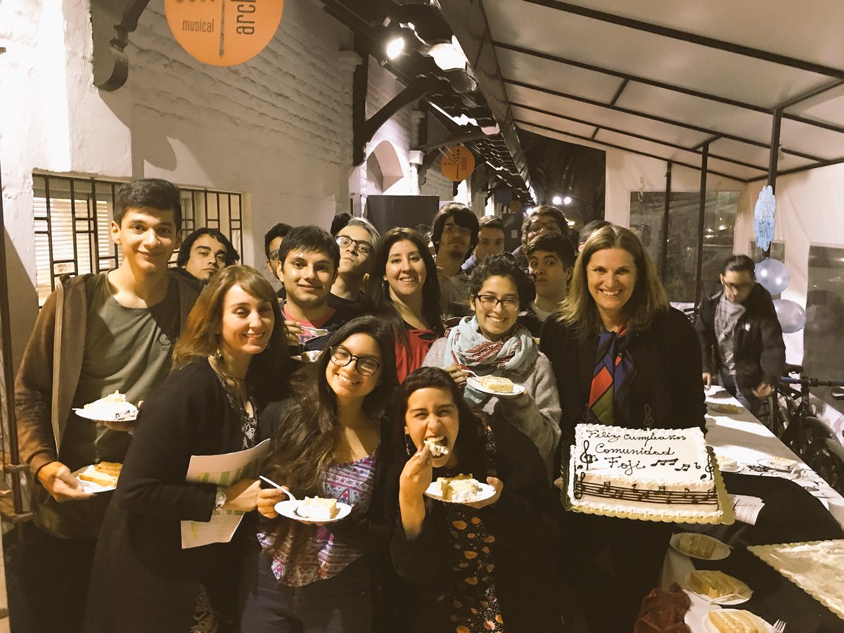 FOJIChile's tweet image. Nuestra Directora Ejecutiva @AleKaBe felicita a l@s jóvenes músicos de la Sinfónica Nacional Juvenil #OSNJ por su crecimiento y aprovecha de celebrar con ell@s los 17 años de la #ComunidadFOJI! 👏🏽😄✨🎶🎼 #FelizMiércoles