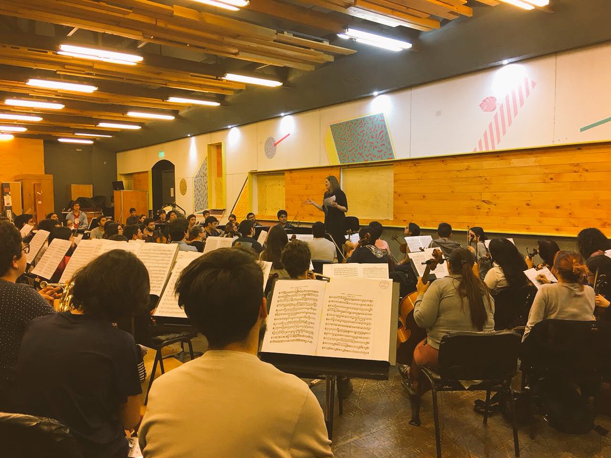 FOJIChile's tweet image. Nuestra Directora Ejecutiva @AleKaBe felicita a l@s jóvenes músicos de la Sinfónica Nacional Juvenil #OSNJ por su crecimiento y aprovecha de celebrar con ell@s los 17 años de la #ComunidadFOJI! 👏🏽😄✨🎶🎼 #FelizMiércoles