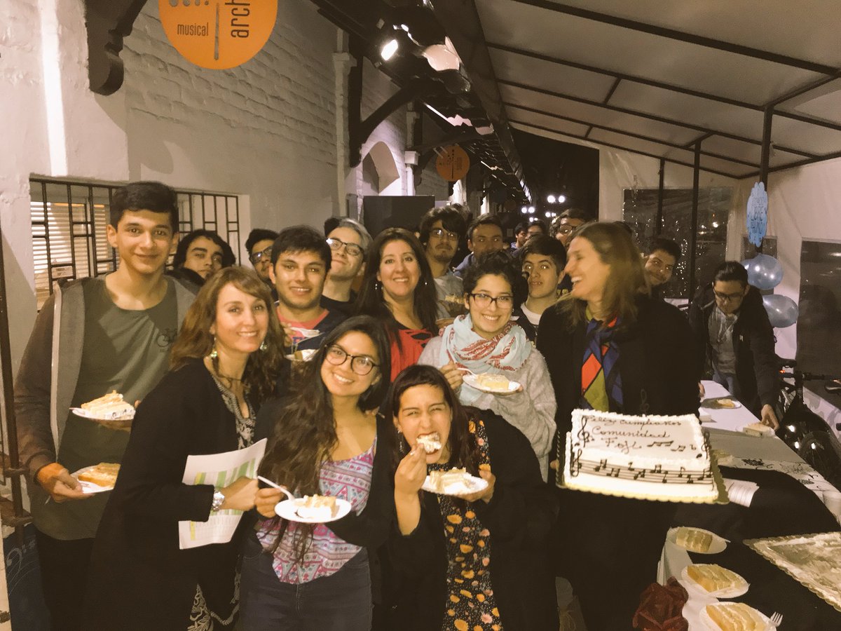 FOJIChile's tweet image. Nuestra Directora Ejecutiva @AleKaBe felicita a l@s jóvenes músicos de la Sinfónica Nacional Juvenil #OSNJ por su crecimiento y aprovecha de celebrar con ell@s los 17 años de la #ComunidadFOJI! 👏🏽😄✨🎶🎼 #FelizMiércoles