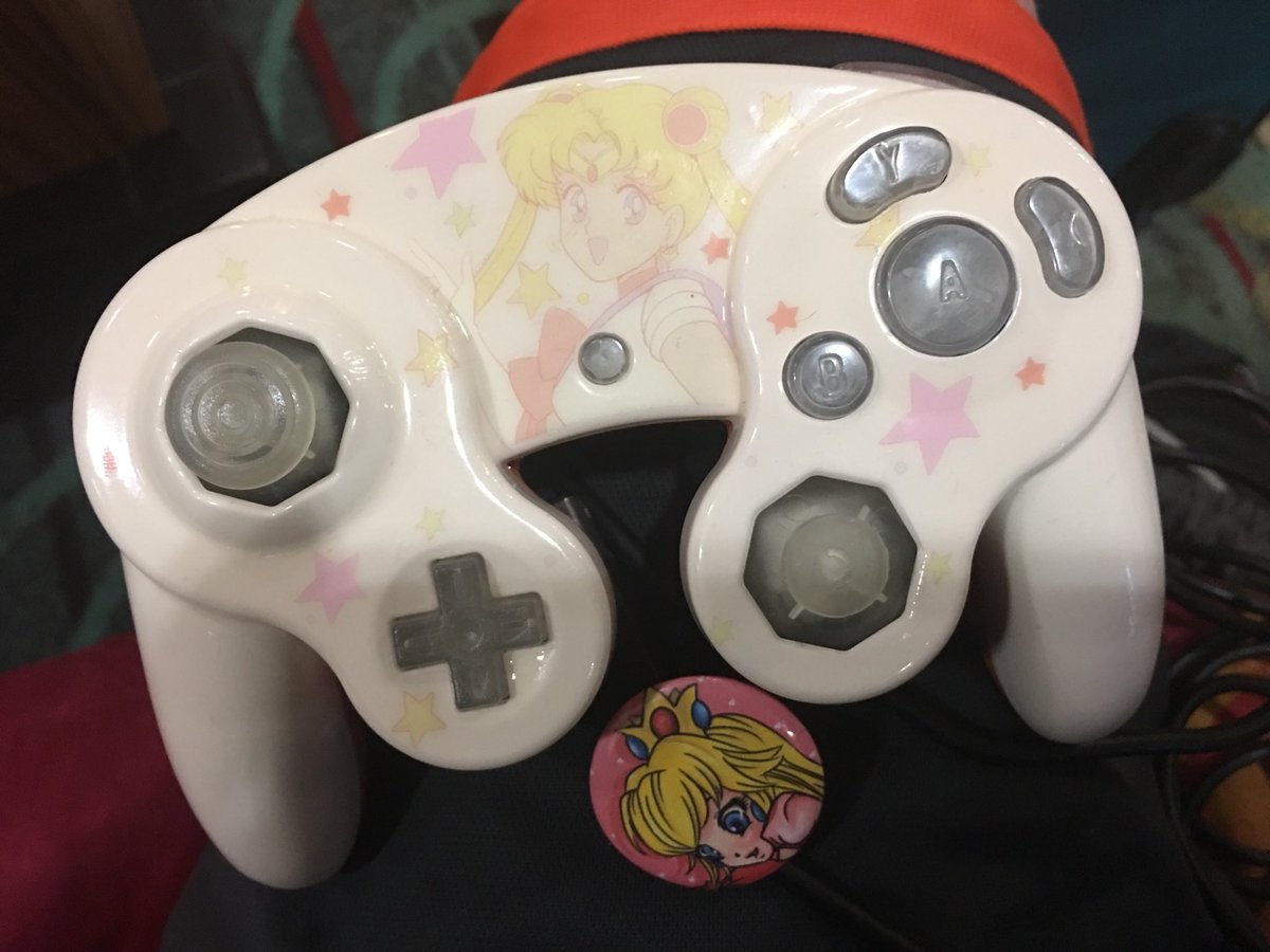 CrownGFX__'s tweet photo. With @SuperCoffeeBros ‘s Tweet~

Here it is IRL with me and buttons in! I just have to fix some stuff cus the inputs are a little fucked up but this is pretty much what the end result is 😁 https://t.co/DsQUKZvgdM