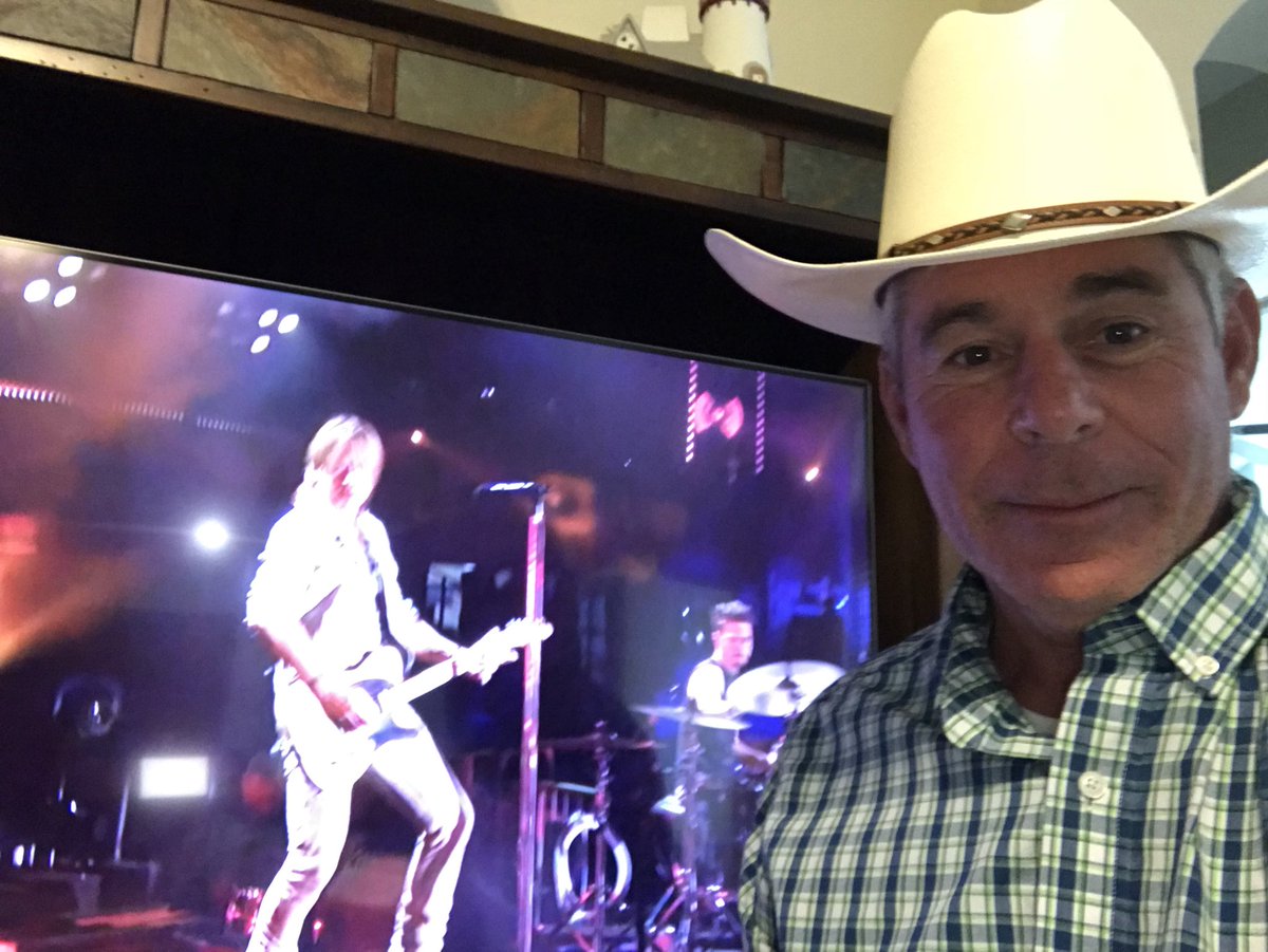 Love it! CMA Fest in Nashville. I may not actually be there but I’m enjoying the concert. Keith Urban and many others. #lobosummerselfie