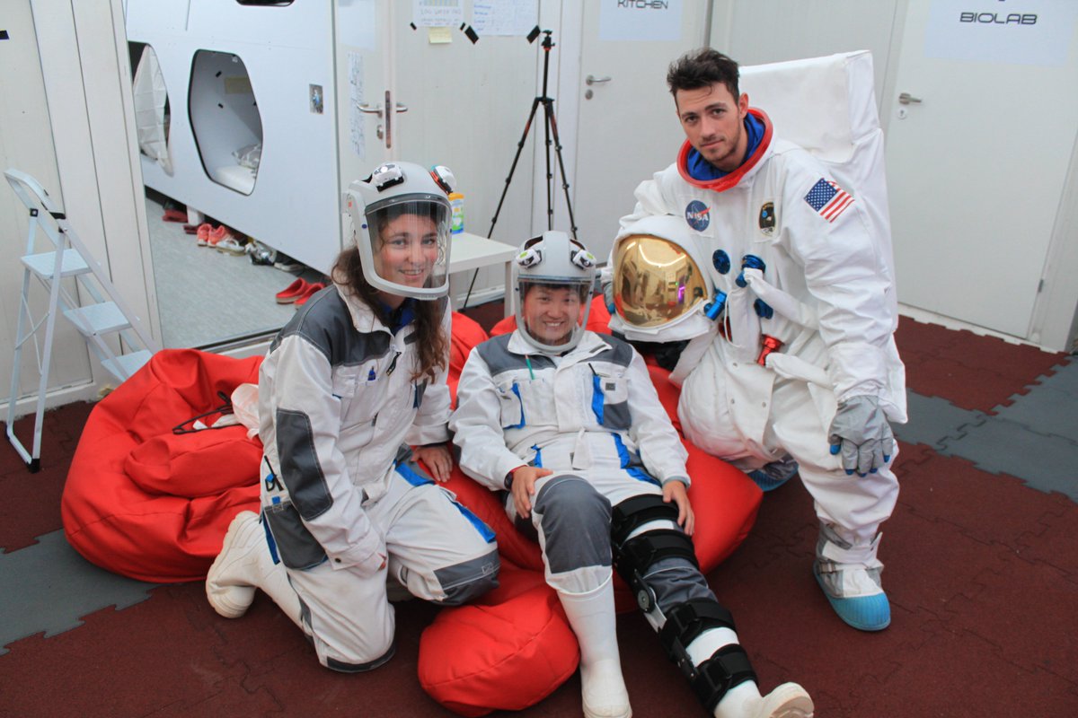 SOL 6 
Lors d'une EVA d'urgence afin d'aider un membre du crew en danger, j'ai pu mettre une reproduction du spacesuit Apollo 11 !

Les premières mesures pour TELEOP sont très bonnes <a href="/SLDsupaero/">Steph. Lizy-Destrez</a> #SaCLab et ce pour les 5 participants !

Suivez aussi sur facebook  <a href="/ares3_mission/">ARES-III</a> !