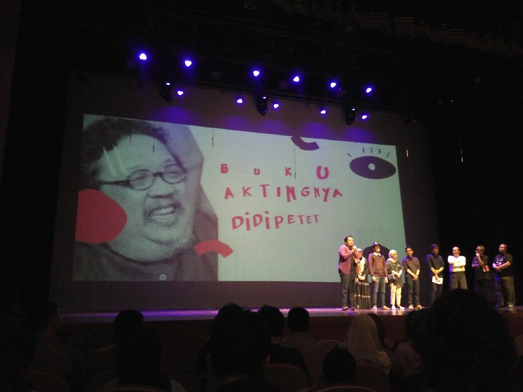 Catatan Si Boy (1987), Boneka dari Indiana (1990), dan Pasir Berbisik (2001) adalah sedikit dari daftar film yang diperankan almarhum Didi Petet.

Dedikasi ini masih berlanjut melalui "Buku Aktingnya Didi Petet"

Simak tulisan <a href="/alisatriefendi/">Ali Satri Efendi</a> berikut ini

infoscreening.co/membukukan-akt…