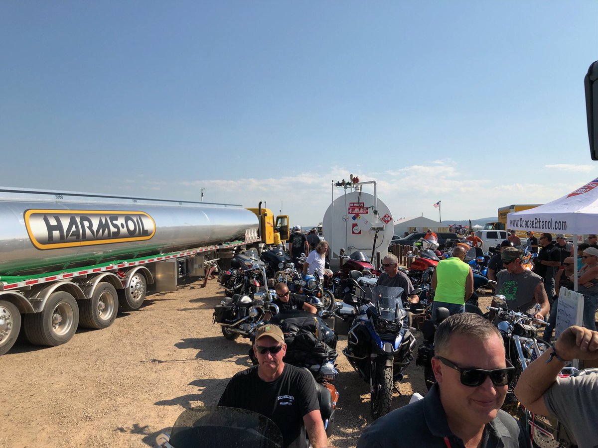 fuelinggood's tweet image. It was unfortunate, but our fuel promo was so popular that we actually ran out of fuel at @TheChip. Harms Oil came through. We stayed late &amp;amp; kept pumping until everyone got their free tank. One more day of free fuel tomorrow! #ethanol #fuelyourknowledge