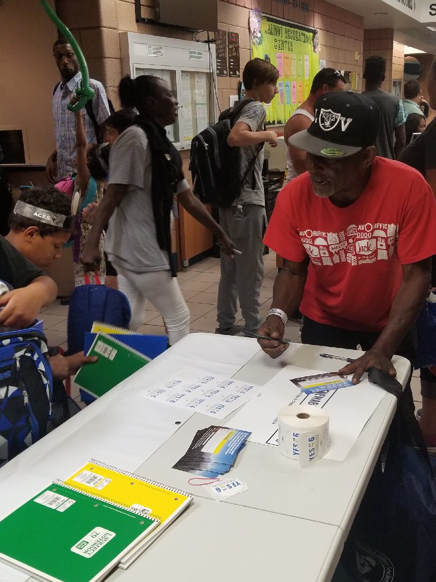 CleanFutureNV's tweet image. #YESon6 is helping our future leaders prepare for another great school year &amp;amp; reminding parents that #Question6 is the only ballot measure to help our kids breathe easier. Thank you, @LawrenceWeekly, for getting us in the #BackToSchool spirit tonight at #WalnutCommunityCenter!