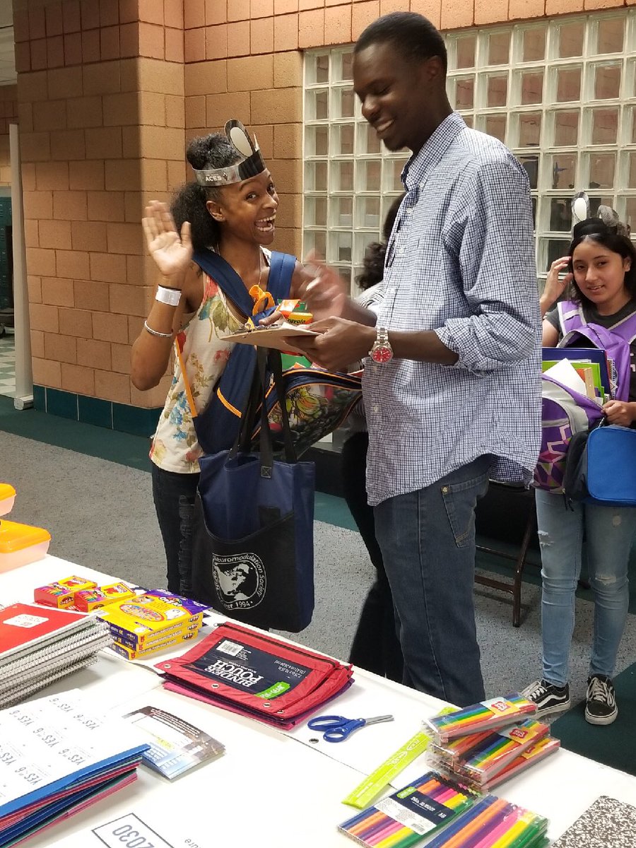 CleanFutureNV's tweet image. #YESon6 is helping our future leaders prepare for another great school year &amp;amp; reminding parents that #Question6 is the only ballot measure to help our kids breathe easier. Thank you, @LawrenceWeekly, for getting us in the #BackToSchool spirit tonight at #WalnutCommunityCenter!