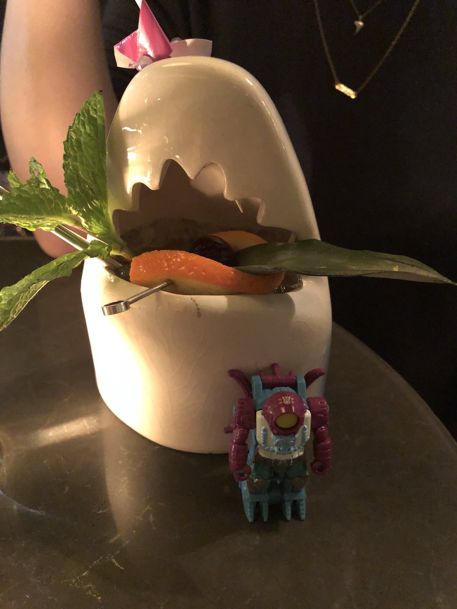 DillenDanger's tweet photo. #SolusPrime came to the bar with me #Transformers #PowerOfThePrimes #PrimeMaster https://t.co/mP7bGtsds2