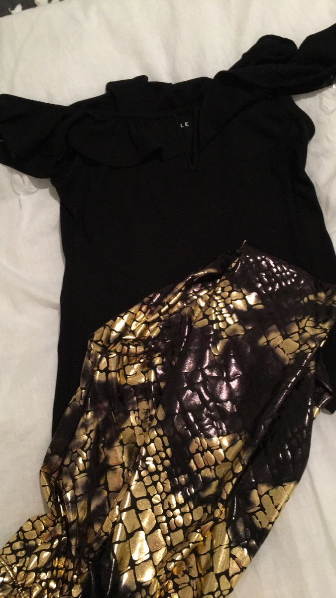 Cailey_Swift's tweet image. Ok which outfit? Reputation tee or snake skin leggings??? #reptourAtlanta
