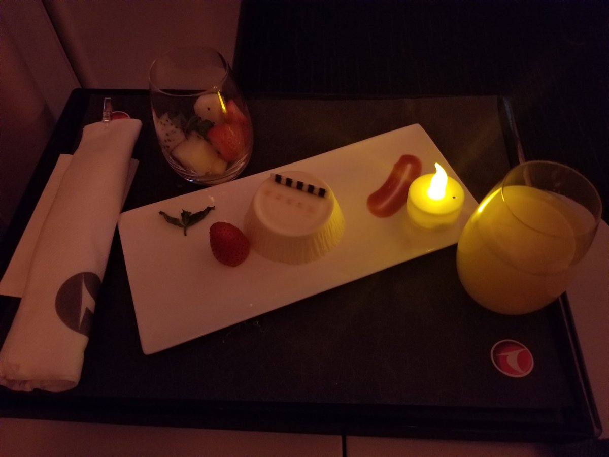 isamanci's tweet photo. @TK_TR   10bin mt de doğum günümü kutlayan THY ve sevgili #TK027 mürettebatı teşekkür ederim. https://t.co/wFIeRwqwgU