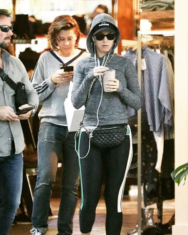 Spotted! 💥Our girl crush <a href="/katyperry/">KATY PERRY</a> shopping up a storm in store yesterday on her #Calexico faves <a href="/raquelallegra/">Raquel Gonçalves</a> and <a href="/equipmentfr/">Equipment</a> ✨#celebrity #style ift.tt/2AQWmV2