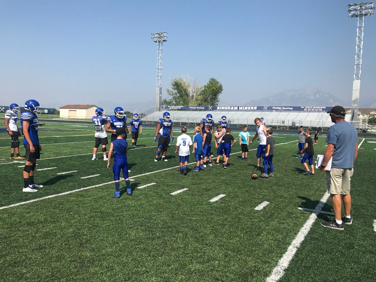 isbell_troy's tweet photo. Had a great time watching practice @BinghamFB learning from a championship team and helping some of this year's gremlins learn to love this game. Thank you so much @Wiss_Mode @briasenharward @BinghamFB https://t.co/OYD6aPM1n1
