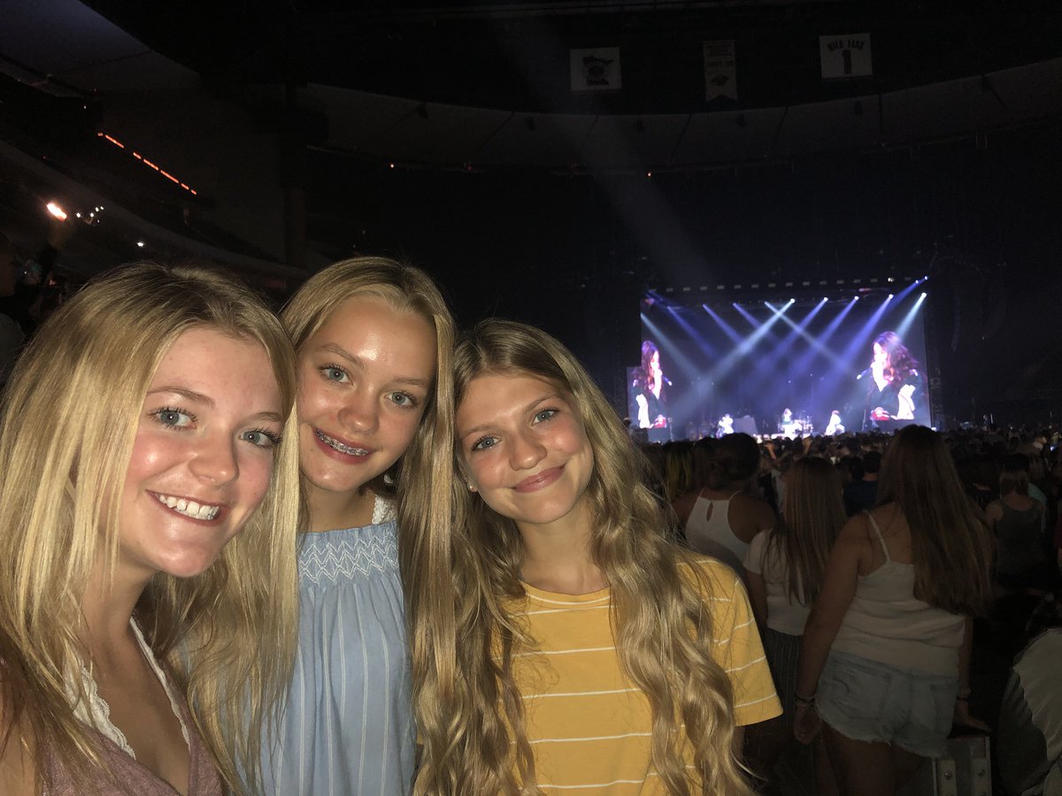 mamakarr's tweet photo. Fun mom and daughter night out @CharliePuth #Hondacivictour @kelly25499500 https://t.co/vGRUd1rL6e