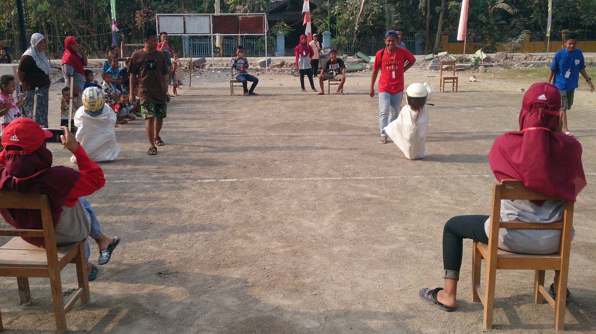 sinau_blora's tweet photo. @desamojorembun @kak_tee @LILIK_NH1 @Dayakan_ID @info_kradenan @infoblora @rifai74_ Peserta hanya harus berlari, eh lompat deng lebih tepatnya sampai garis finish yang telah ditentukan.
Meskipun sesekali peserta jatuh tapi ada kakak panitia yang siap membantu membangungkan peserta untuk melanjutkan loncat ke garis finish. https://t.co/RAnu9mLuEf