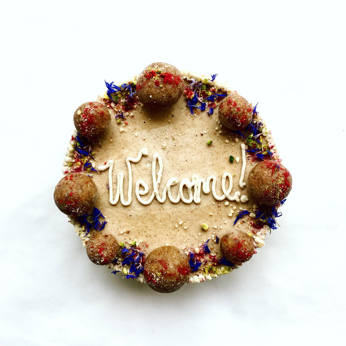 A special cake to welcome some lucky coeliac Canadians 🇨🇦 to the gorgeous Scotland 🏴󠁧󠁢󠁳󠁣󠁴󠁿 ...for good!

P.S We’ll keep you stocked up with gluten free cake 🍰 for the duration! 👌🏾
#glutenfee #glasgow #scotland #dairyfree #vegan #raw #cake #birthdaycake #birthday