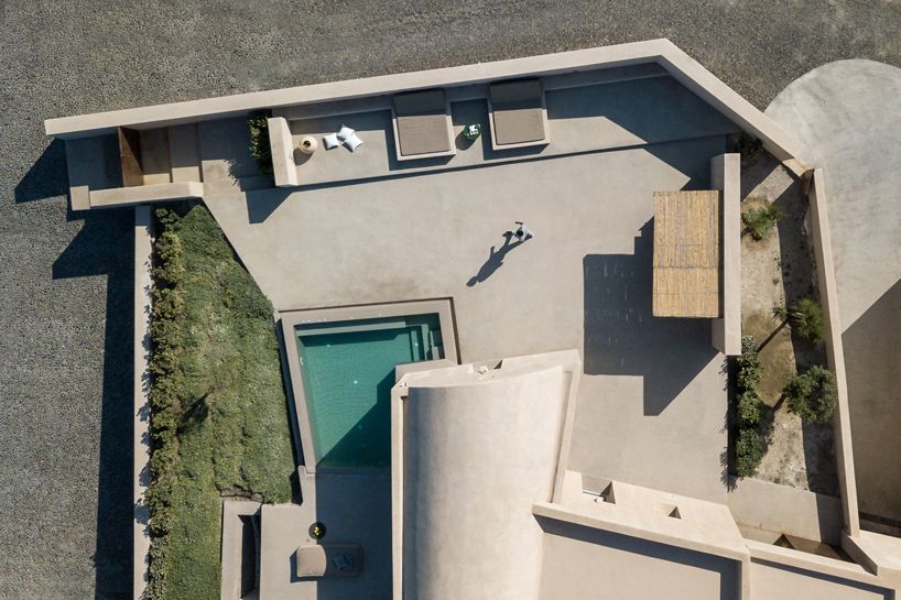 kapsimalis designs a pyrgos summer home on the greek island of santorini. designboom.com/architecture/k…