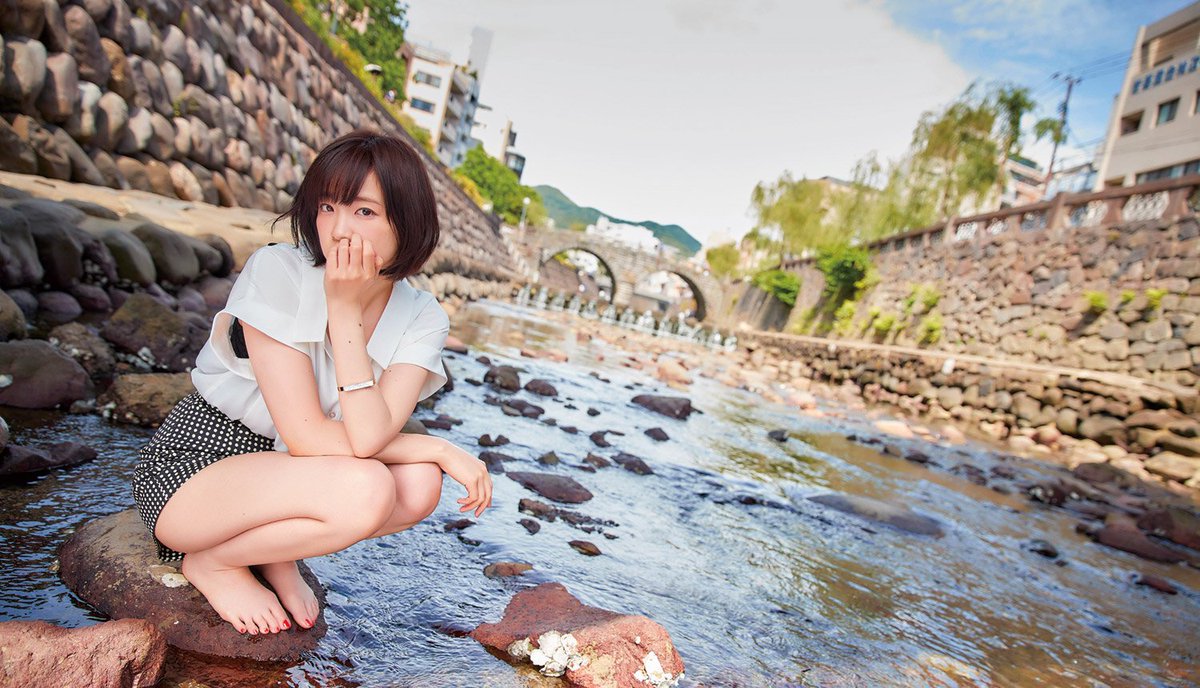 女性声優の太もも 諏訪彩花 写真集買おうか