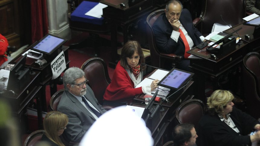 SPIEGEL_Top's tweet image. Entscheidung im Senat: Argentinien lehnt Legalisierung von Abtreibungen ab spiegel.de/politik/auslan…