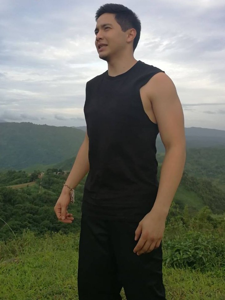 WickedOne721's tweet photo. Victor, gamitin mo ang Mjolnir. Marami kang dapat saluhin, dahil marami nang nahuhulog sa 'yo! #VMVictorSavesTheDay https://t.co/QGyYrXm1LD