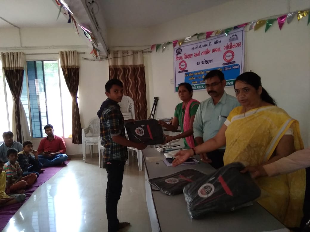 BrcMansa's tweet photo. માણસા તાલુકાના અનાથ બાળકો ને બેગ નું વિતરણ બી.આર.સી ભવન માણસા https://t.co/60Q80Bgmq5