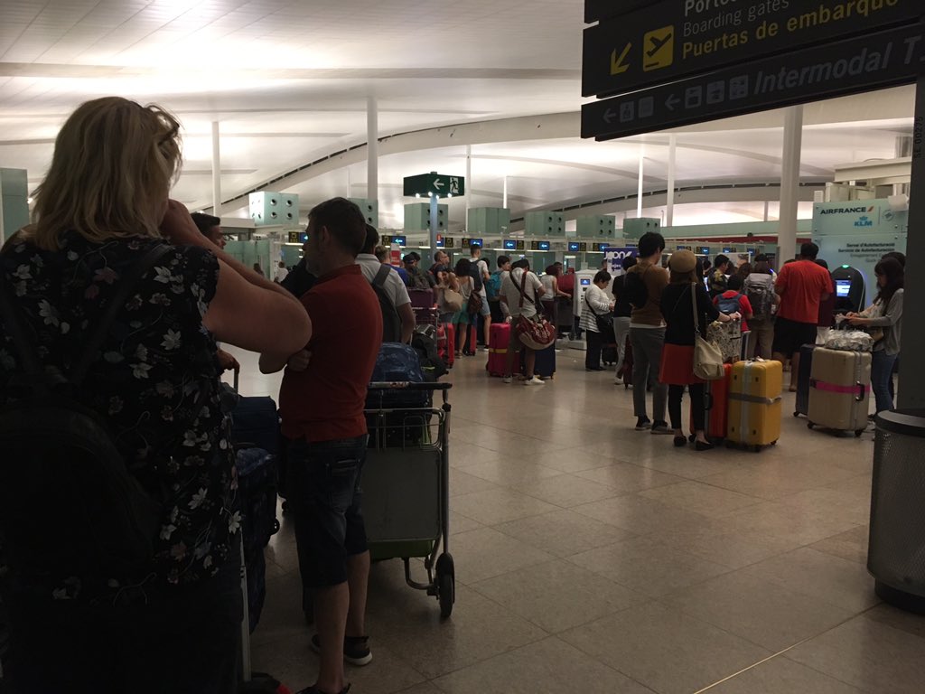 MJosepMarti's tweet image. #KLM #quickcheckin hem de fer 2 cues: 1r check in a la màquina i després 2a cua per deixar la maleta . On es l&apos;avantatge del sistema?  Pitjor que una low cost. I el personal dient que es així, tal qual