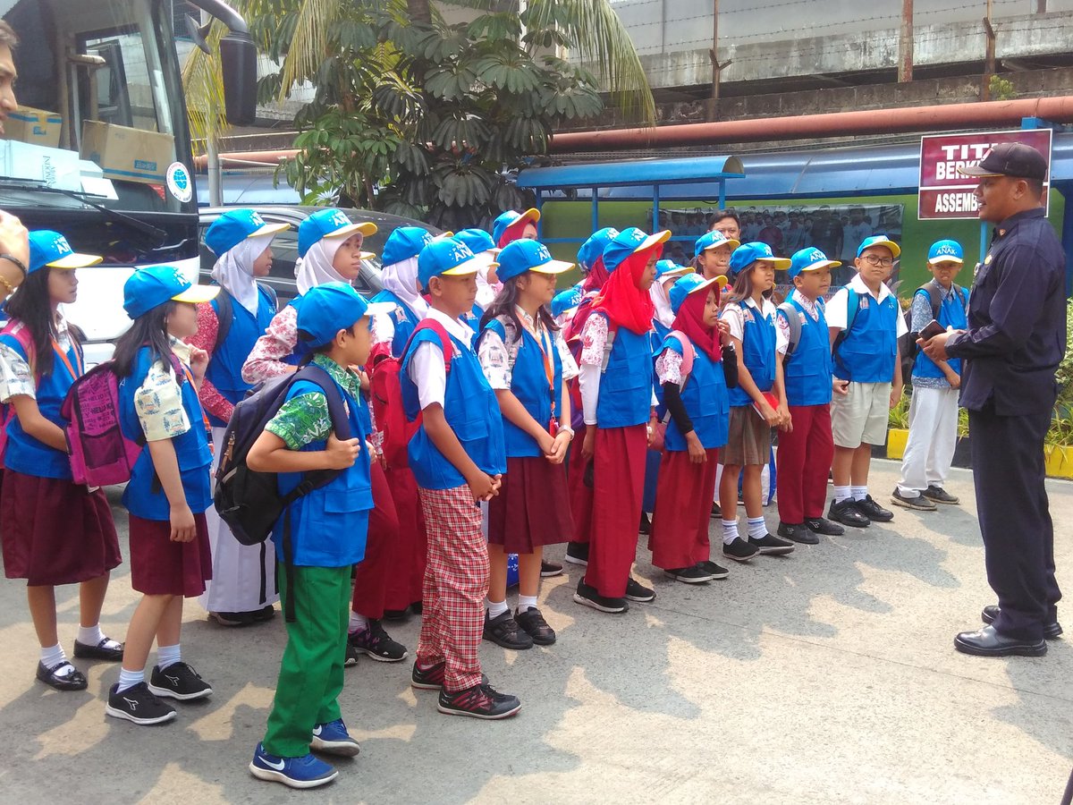 Sobat medi, #RepcilMI2018 sudah sampai di pabrik Mayora nih, gak sabar mau wawancara dan lihat proses pembuatan produknya. Horeeeeeee!!