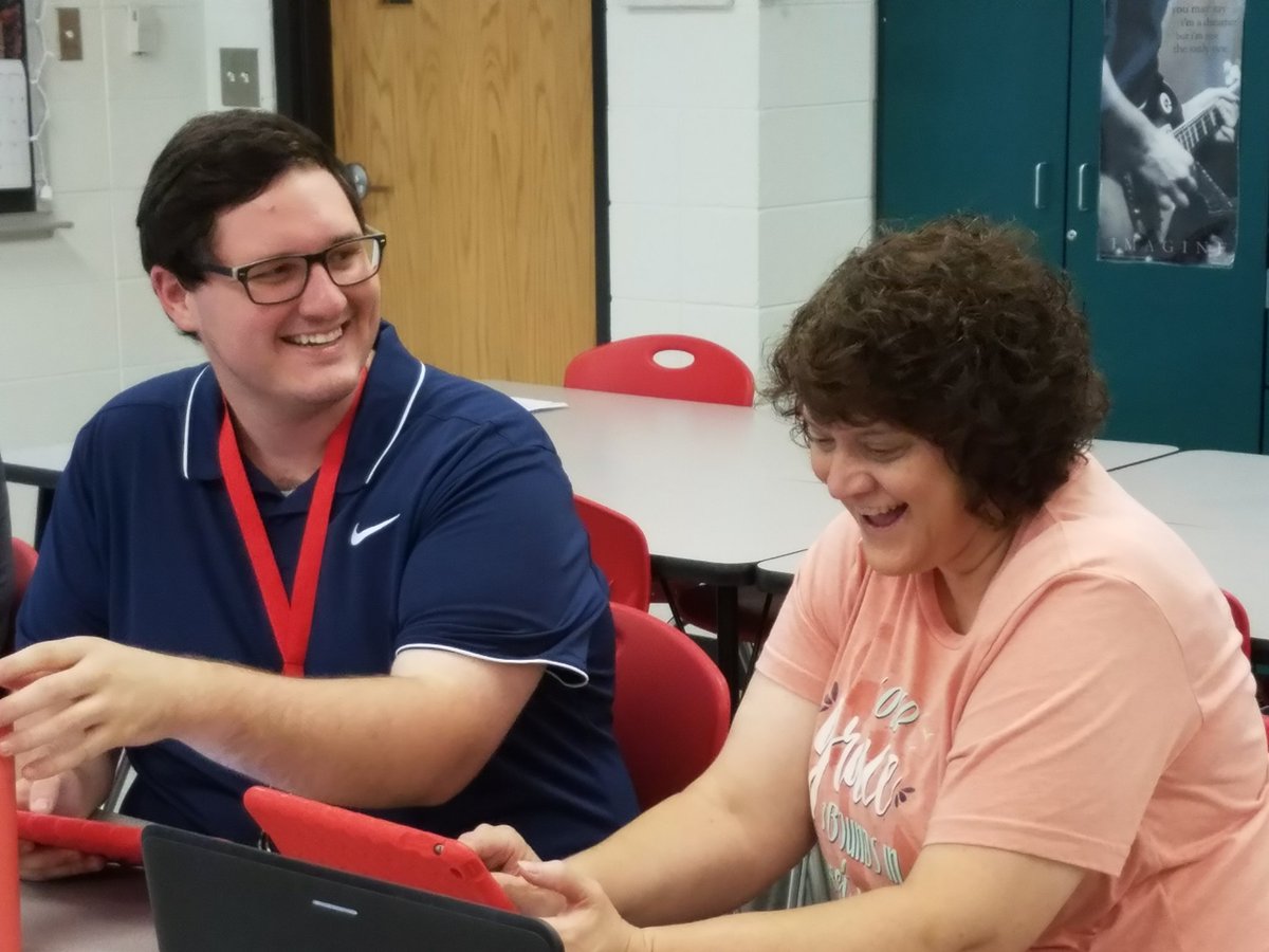 SnowTech411's tweet photo. Kicked off our PD Academy with @KidterviewApp So many awesome ways to incorporate it into your class this year!! @OzarkTigers  #OzPD18 #MakingMemories #ReserveTheIpadCartToday #PDRocks https://t.co/fUXmonbmOb