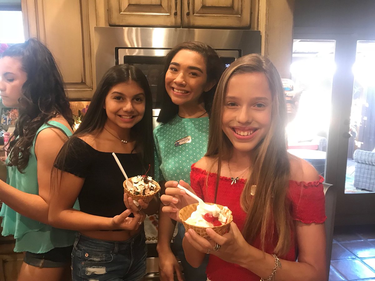 CheerVmhs's tweet photo. Eagle cheer ice cream social!! 💙🍨🍧 https://t.co/1OZpZImbD1