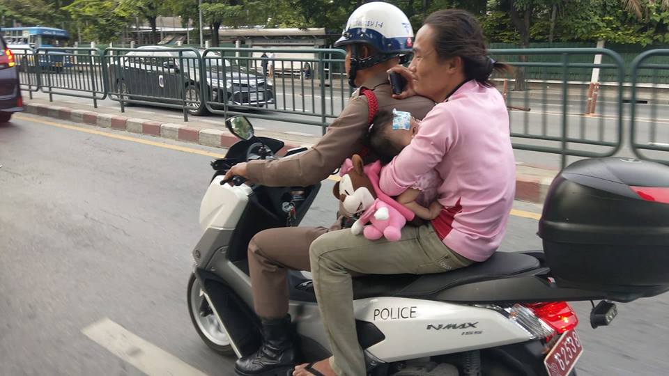fm91trafficpro's tweet photo. "ลุ้นสุดหัวใจ เจ้าหน้าที่ตำรวจโครงการพระราชดำริ พาเด็กน้อยป่วยหนักขึ้นซ้อนท้ายจักรยานยนต์ ฝ่าวิกฤติจราจรไป รพ.เด็กได้ท่วงที "  

https://t.co/gDwk8dWBlr https://t.co/kxNdsjFkKI