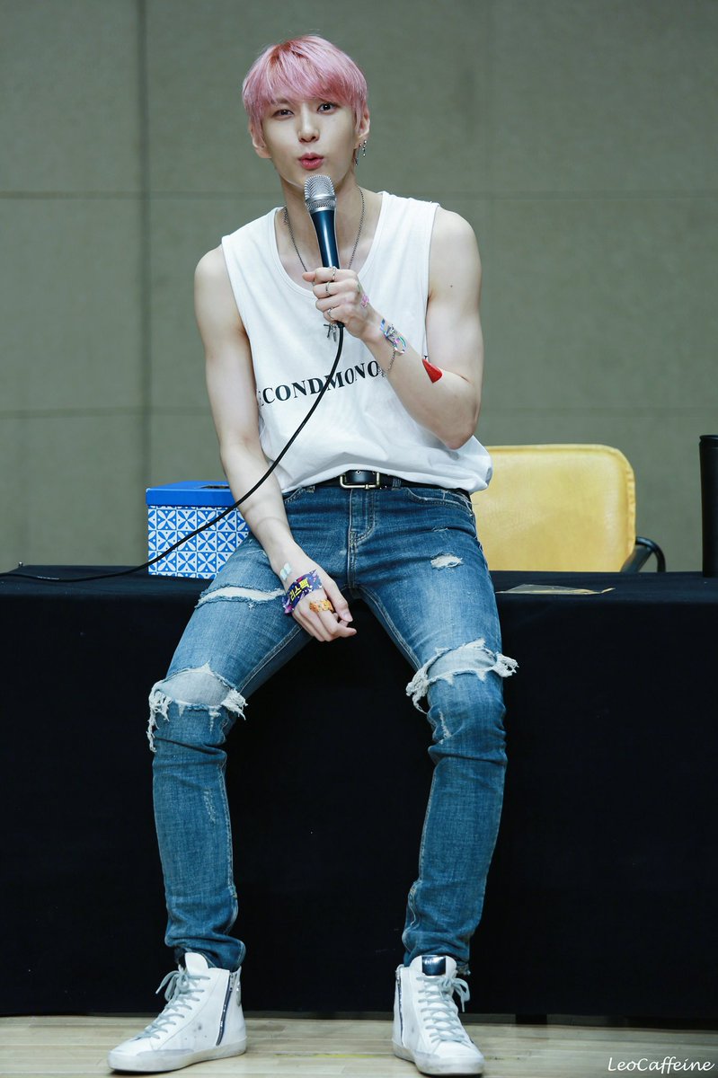 LeoJCaffeine's tweet photo. 180805 용산 팬사인회 HD

(@JUNGTW_LEO ) 
#택운 #레오 #빅스 #VIXX #LEO https://t.co/UTWtoNXHas