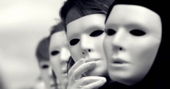 الناس يغيّرون وجوههم كل يوم فلا تبحث عن قيمتك في وجوه الناس