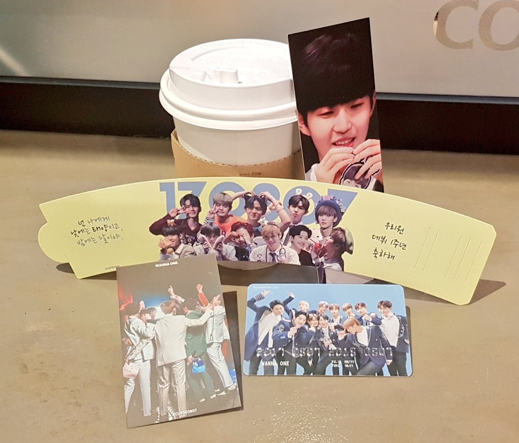 taestellations_'s tweet photo. [coffeesmith suntec 5/8] loved the decorations there and though there was a long queue, it was rly worth the wait !! @ECLIPSE0807 #eclipse0807 https://t.co/InIoW5MqNy