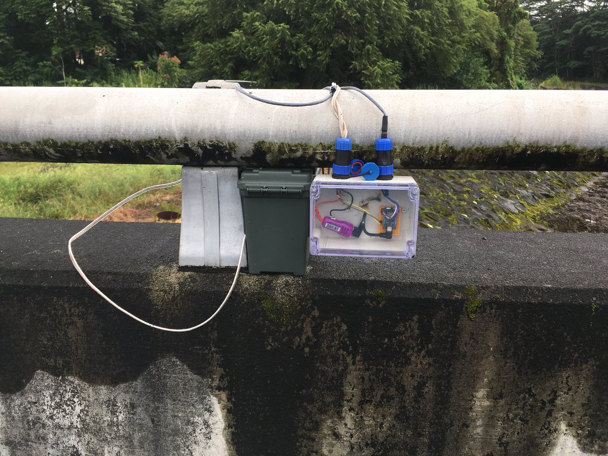petmar0's tweet photo. Stream gauge station?
Mischief managed.
#ISGEOHawaii #IkeWai https://t.co/LRSiUWb0UK