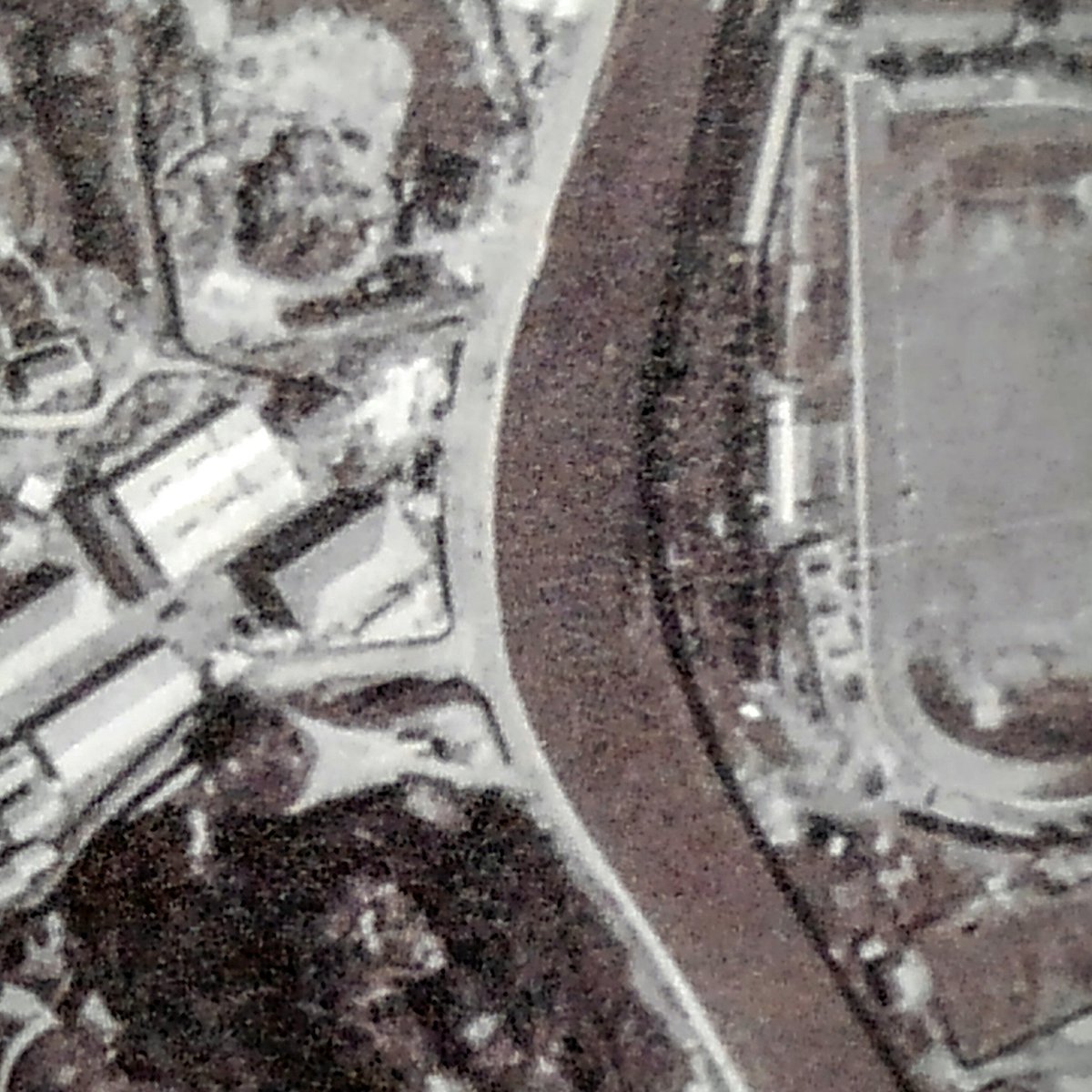 図書出版 創元社 Twitterissa 明日見本ができる 小社今月の新刊 日本地図センター編 空中写真に遺された昭和の日本 西日本編 には 長崎原爆投下前後の爆心地米軍撮影空中写真も収録しています 拡大図は 8月7日と10日の城山町 浦上川 陸上競技場付近です Yy