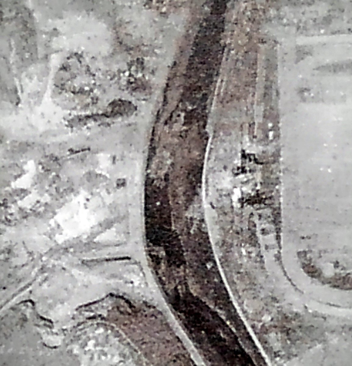 図書出版 創元社 明日見本ができる 小社今月の新刊 日本地図センター編 空中写真に遺された昭和の日本 西日本編 には 長崎原爆投下前後の爆心地米軍撮影空中写真も収録しています 拡大図は 8月7日と10日の城山町 浦上川 陸上競技場付近です Yy