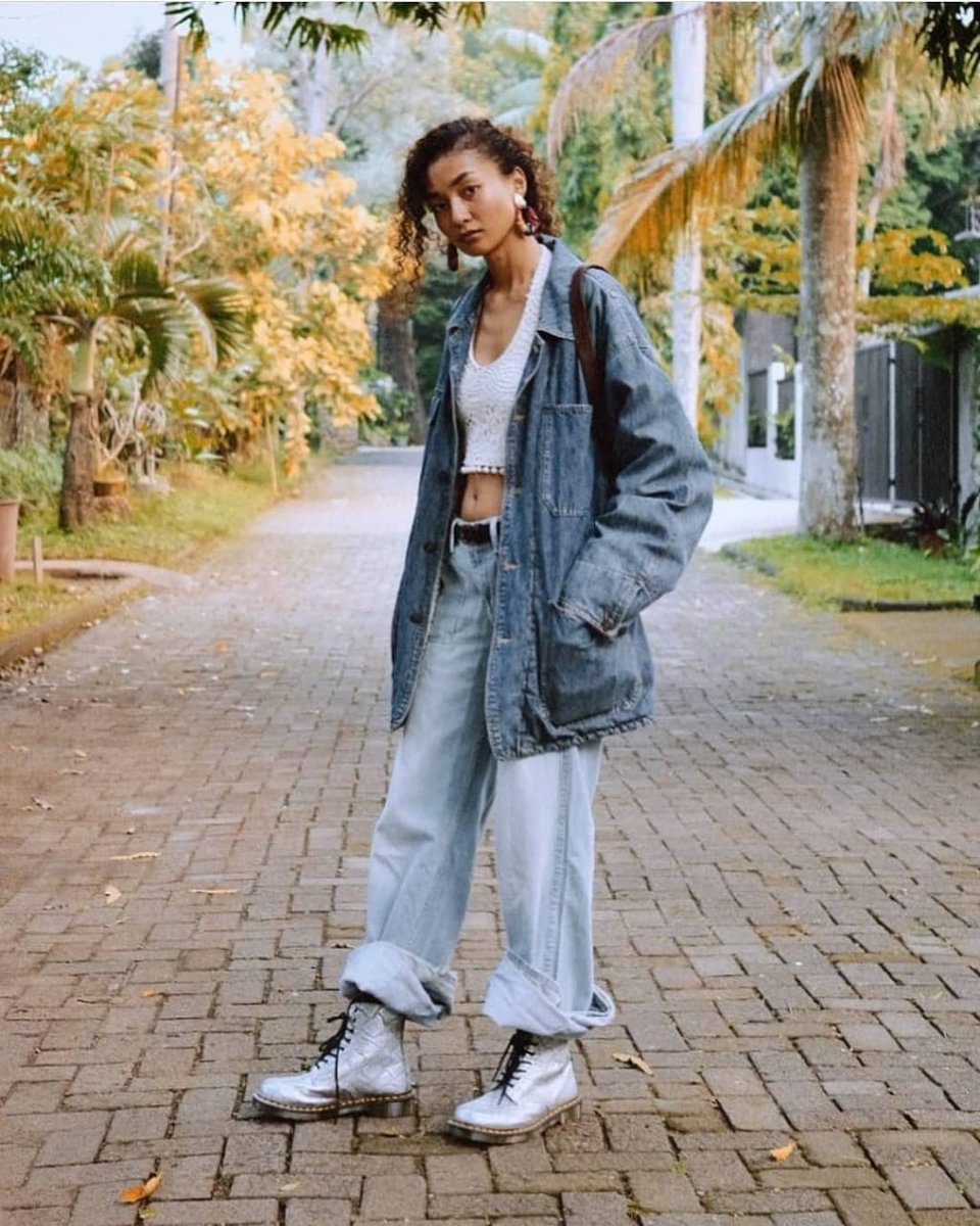 senayancity's tweet photo. his is how @TatyanaAkman wear the @DocmartID. How do you wear the Docs? #drmartensstyle. @DocmartID Worn by @TatyanaAkman

Dr. Martens, 3rd Floor

#DrMartens #SCKicks #SenayanCity https://t.co/4DO77NecqS