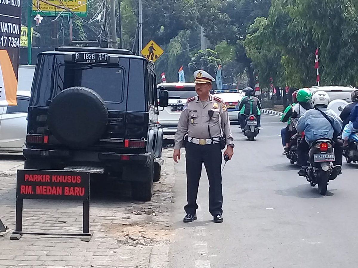 TMCPoldaMetro's tweet photo. 11.23 Satwil Lantas Jakarta Barat beserta Jajaran Polsek Kembangan Jakarta Barat melaksanakan pengamanan Pam Route dan Obyek untuk Presiden RI di Rumah Makan Medan Baru Jakbar. https://t.co/8Ruv5DSzx2