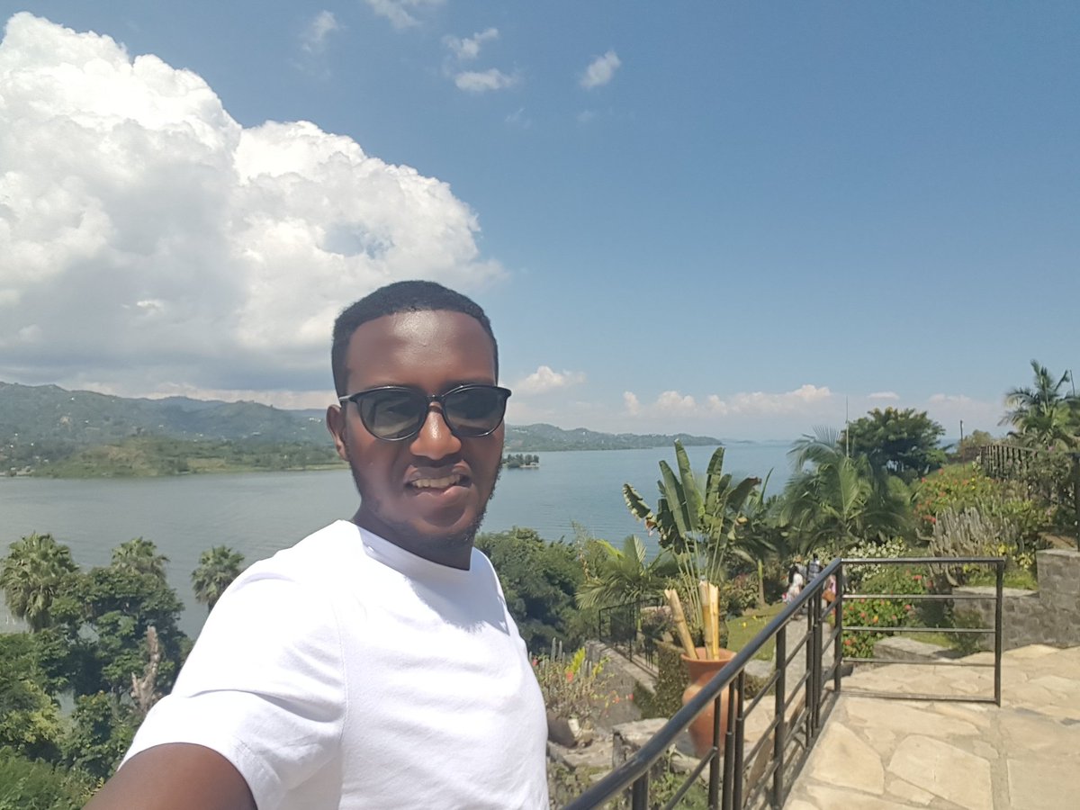 kayumbabertrand's tweet photo. Explored the Lake Kivu located  in @RubavuDistrict western province of #Rwanda. What a splendid and incredible place to visit for relaxing, having fun on the beach and enjoy the beauty of #Rwanda. @visitrwanda_now #visitrwanda  #TemberuRwanda #kickoff250 https://t.co/kcnmu2wuzo